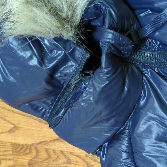 Navy Blue Gap Puffer Vest with a Fur Hood Size M Zip Up - Picture 4 of 10